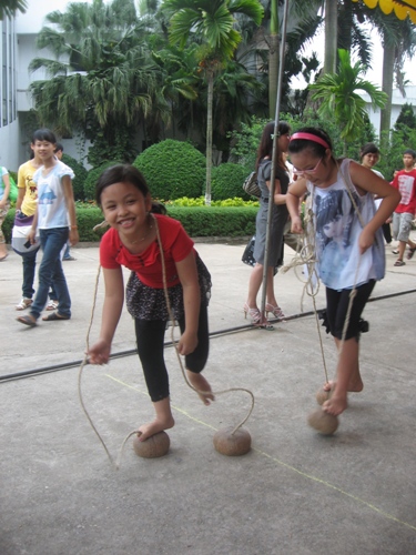 Trò Chơi Đi Trên Gáo Dừa