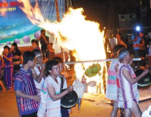 Trò chơi Đánh Chiêng Đốt Cây Chuối Tươi