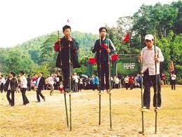 Trò chơi Đi Cà Kheo Bỏ Đũa Vào Chai