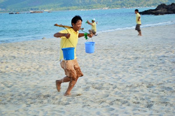 Gánh nước thi - Trò chơi Teambuilding - VTEAMBUILDING.com